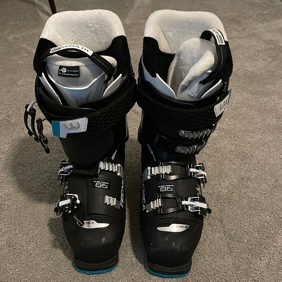 Like new Tecnica ski boots